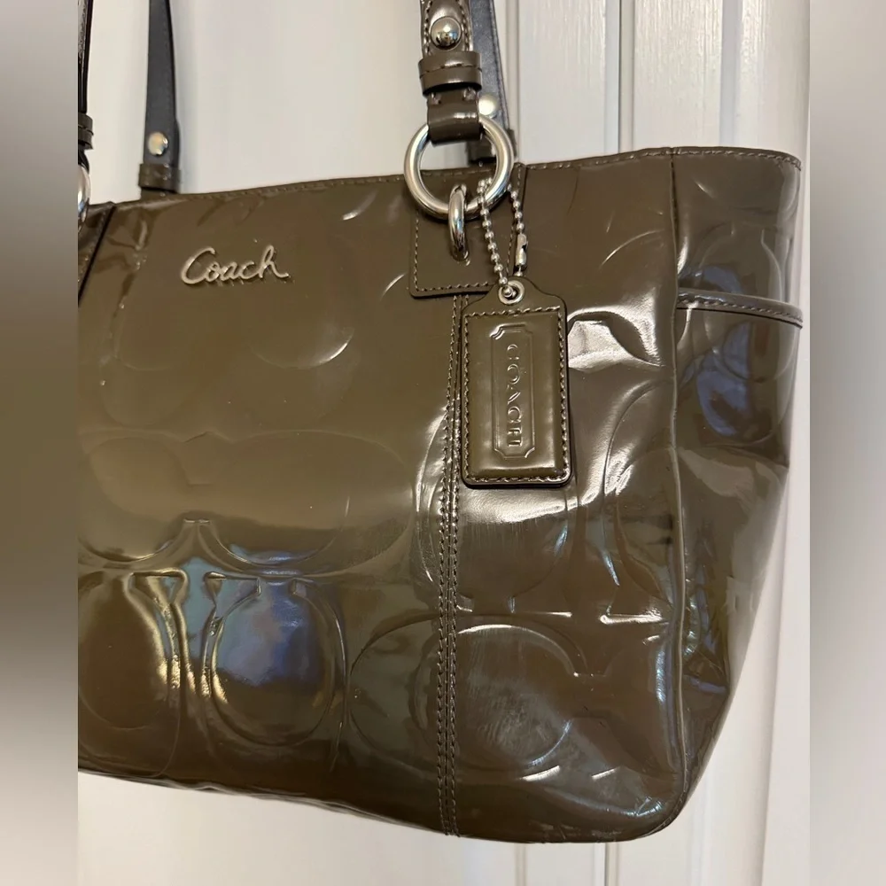 COACH 🔥 Olive Green Op Art Embossed Patent Leather East West Gallery Tote